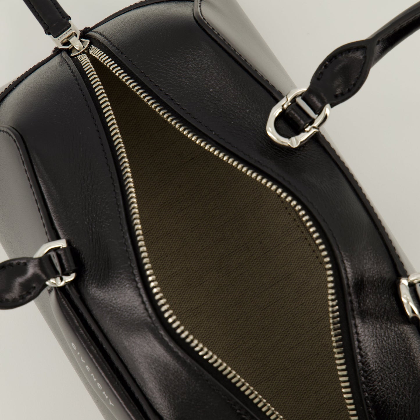 Antigona East-West Bag