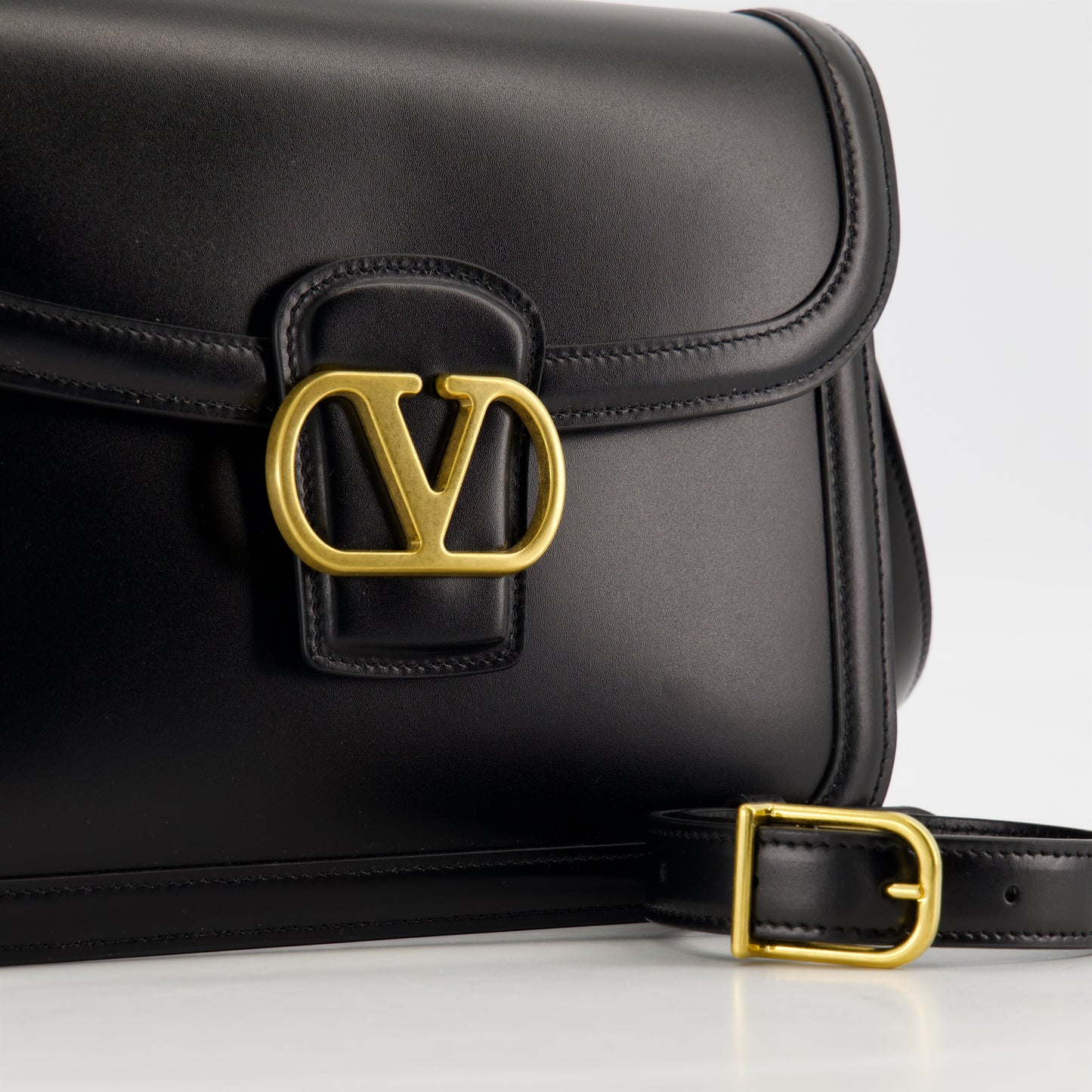 VLogo 9T05 Shoulder Bag